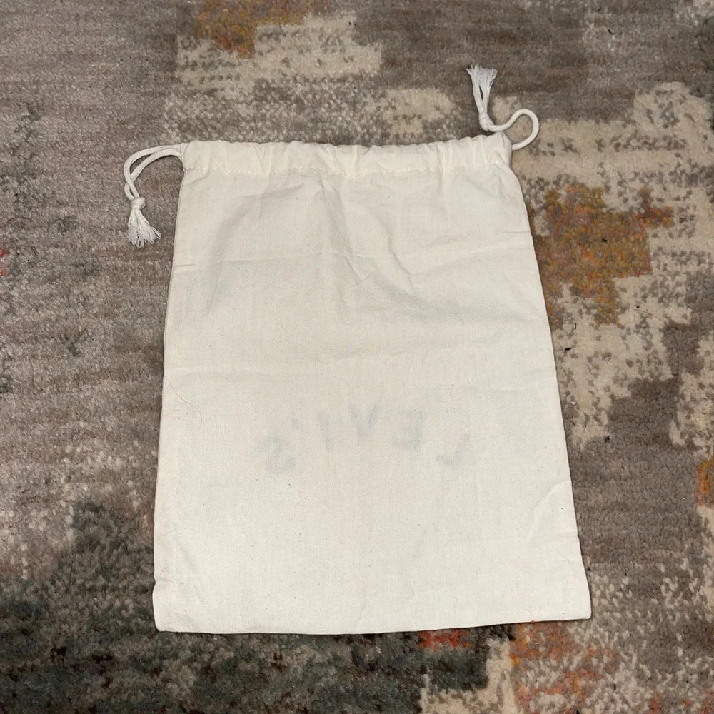 Levi’s beige cream black letter graphic detail drawstring dustbag